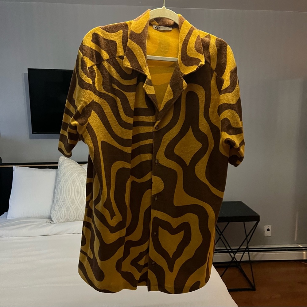 Patterned brown and dark yellow Zara short sleeve dress shirt